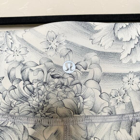 Lululemon Twine White Multi Love Knot Crop 15" Size 8 - Picture 6 of 10